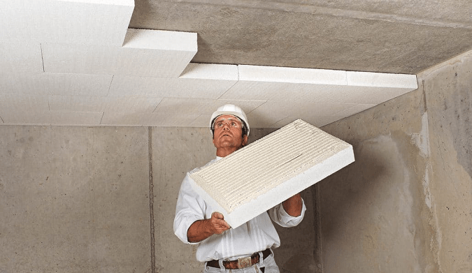EPS platen lijmen tegen plafond kruipruimte