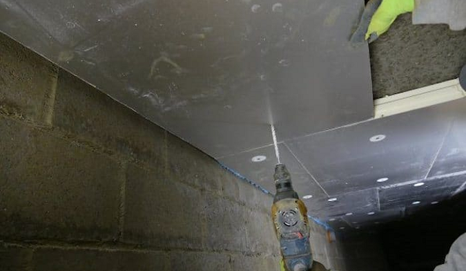 Betonnen plafond isolatie voor de kruipruimte