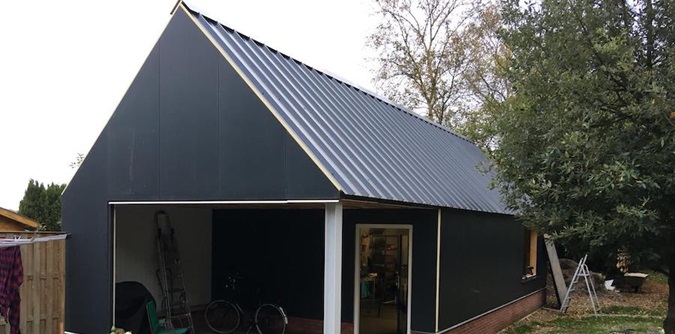 Geisoleerde dakplaten op een nieuw gebouwde garage voor thermische isolatie