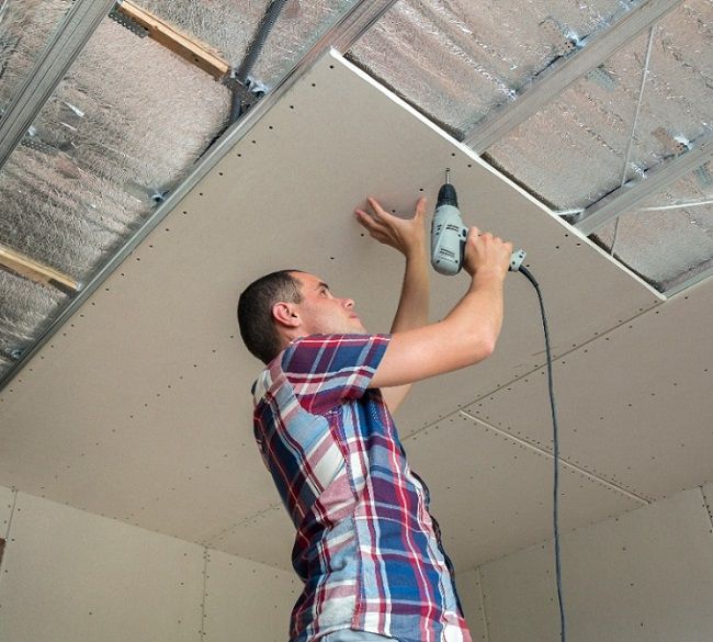 Gipsplaten bevestigen met gipsplaatschroeven tegen een plafond