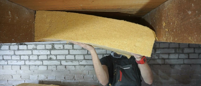 Houten vloer isoleren vanuit de kruipruimte met houtvezel isolatie
